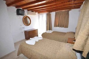 Standard Room | In-room safe, bed sheets - Domna Lakka Studios (Mykonos)