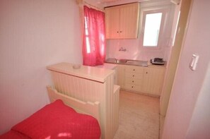 In-room safe, bed sheets