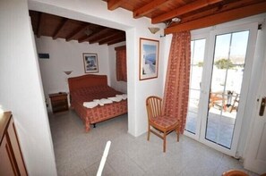 In-room safe, bed sheets - Domna Lakka Studios (Mykonos)