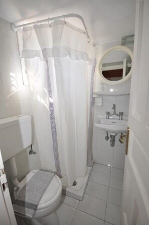 Shower, hair dryer, towels - Domna Lakka Studios (Mykonos)