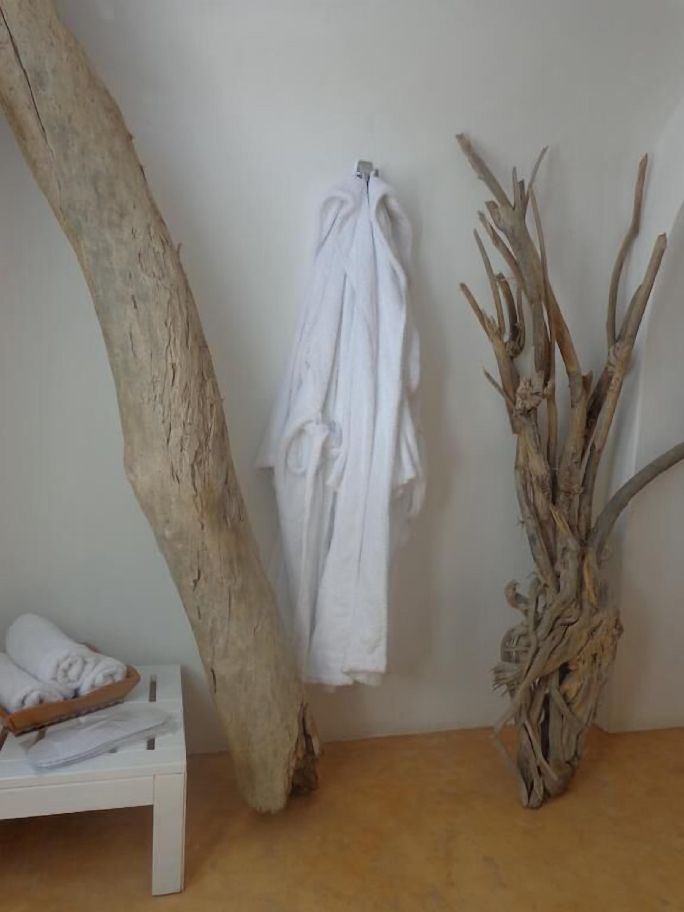 suite, jetted tub | living area | flat-screen tv