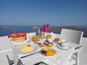 Daily English breakfast for a fee - Langas Villas (Santorini)