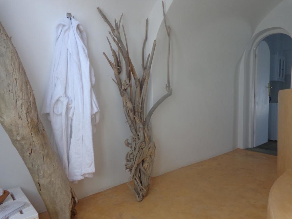 suite, jetted tub | living area | flat-screen tv