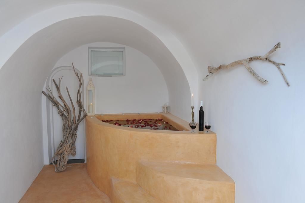 suite, jetted tub | jetted bathtub