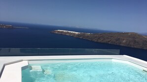 Una piscina con agua azul cristalina y vistas al océano y a las islas.