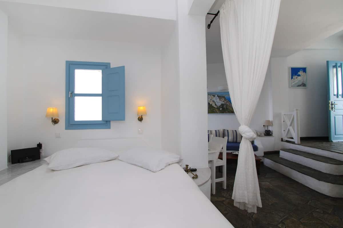 superior suite, jetted tub | in-room safe, soundproofing, iron/ironing board, free wifi