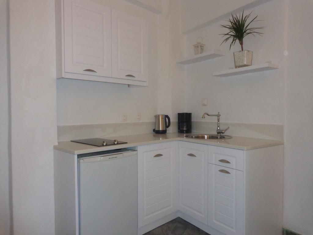 suite, jetted tub | private kitchenette | stovetop, electric kettle