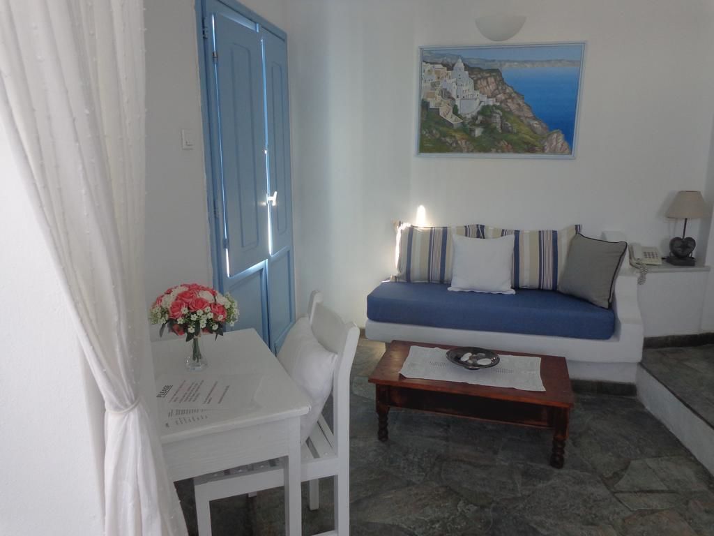 superior suite, jetted tub | living area | flat-screen tv