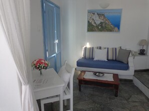 Superior Suite, Jetted Tub | Living area