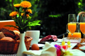 包含每日自助早餐