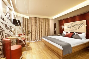 舒适双人房 | 客房内保险箱、办公桌、免费 WiFi、床单