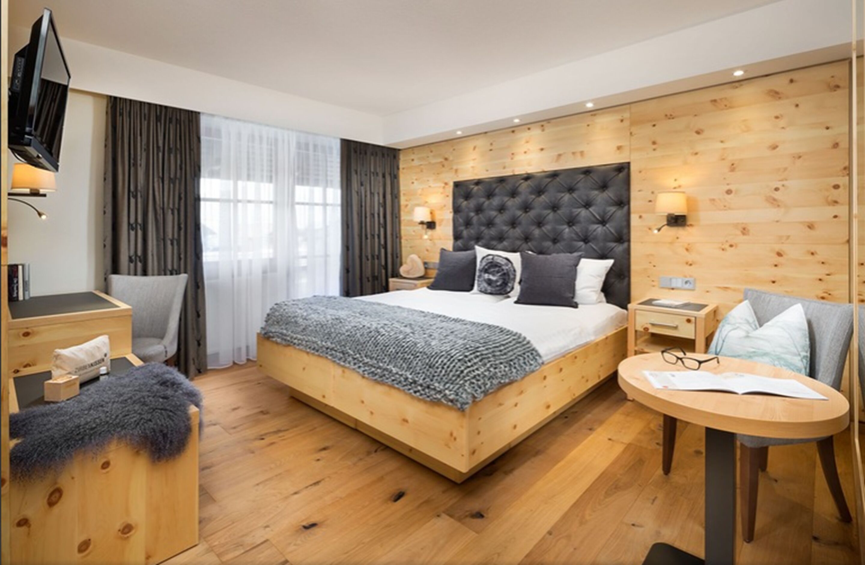 deluxe room | in-room safe, desk, free wifi, bed sheets