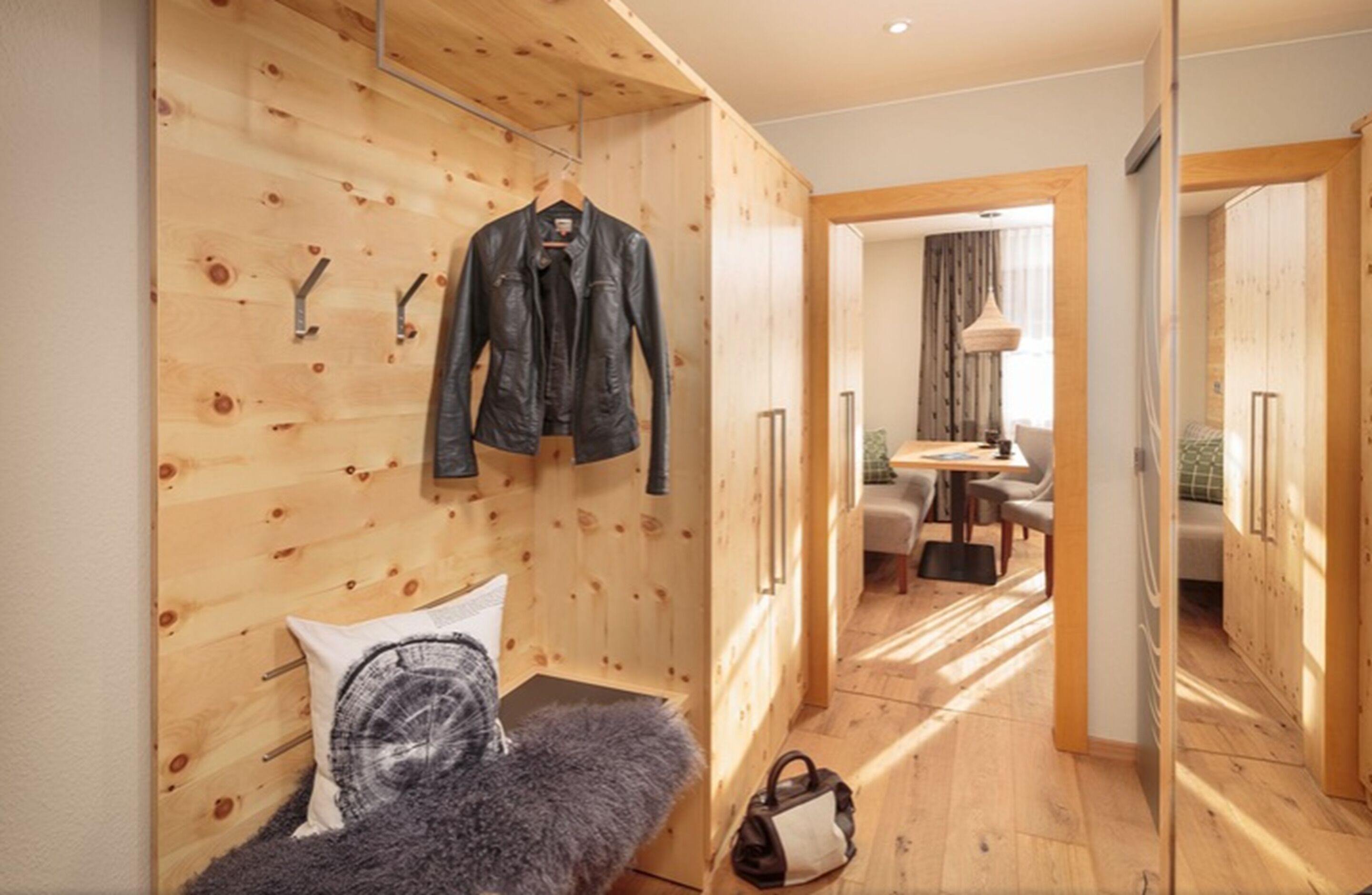 deluxe room | in-room safe, desk, free wifi, bed sheets