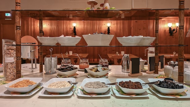 A buffet setup with various food items and beverages. - Hotel Weinbauer (Schwangau)