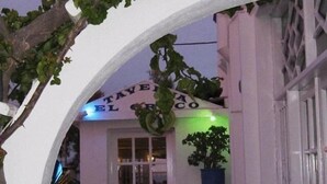 A building with a sign that reads "TAYE EL OROCO". - Villa Gambas (Santorini)