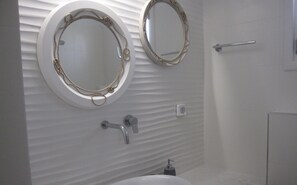Superior Studio (For 3) | Bathroom | Shower, rainfall showerhead, towels
