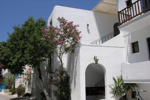 Avra Pension
