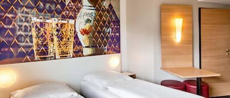 Escritorio y espacio para trabajar con laptop