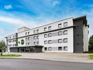 A modern hotel building with a flat facade, multiple windows, and a logo on the front. - B&B Hotel Frankfurt-Nord (Frankfurt)