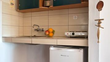 Frigorifero, piano cottura, bollitore elettrico