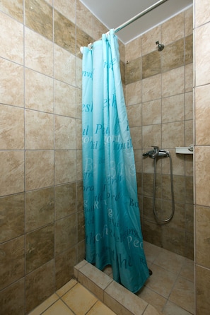 Douche, sèche-cheveux, serviettes fournies