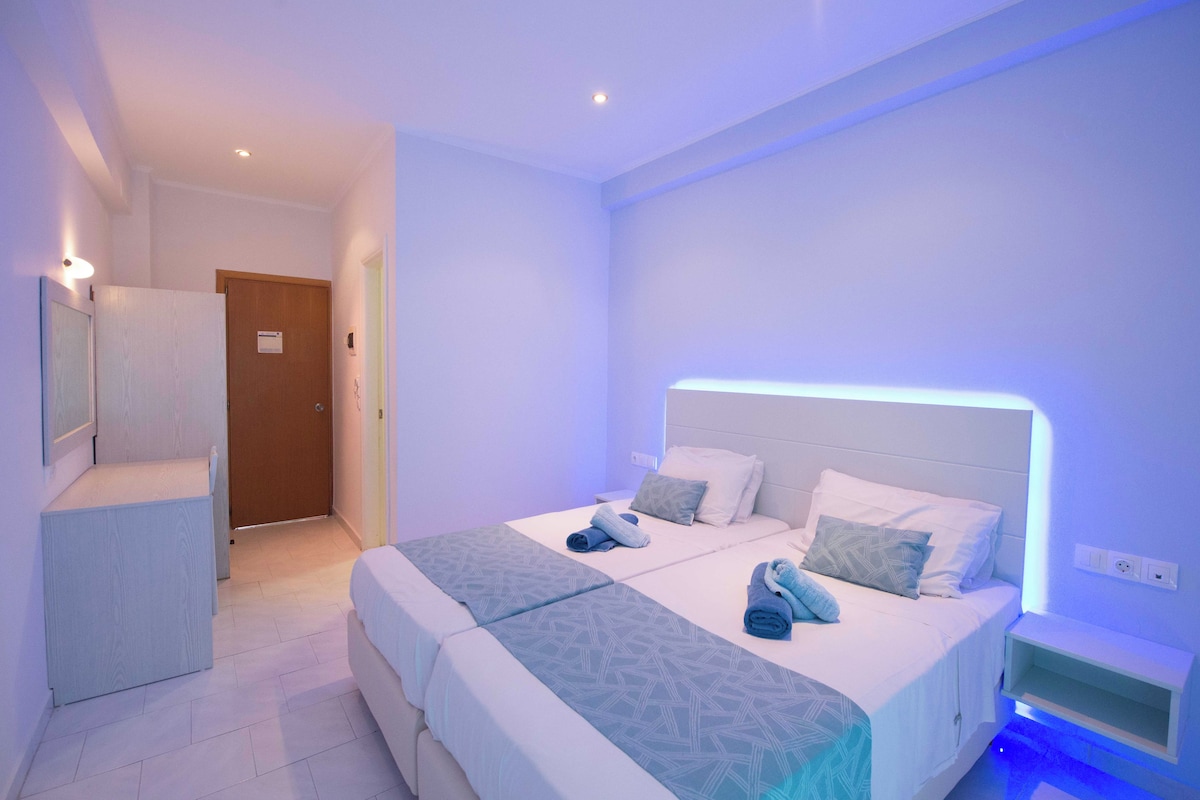 Une chambre à coucher moderne avec un grand lit, des tables de chevet et une table de nuit.