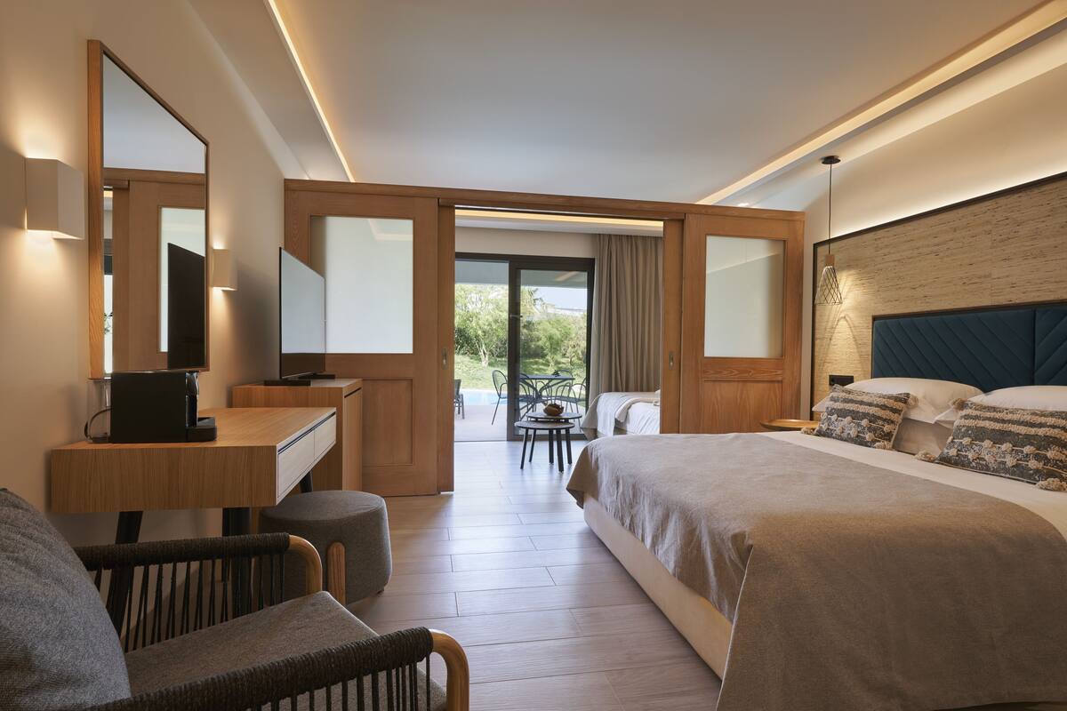 Premium Family Room Sliding Door Swim Up Inland View | Minibar (free items), in-room safe, desk, blackout drapes
