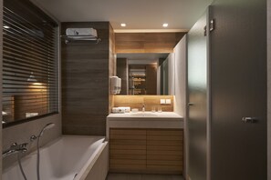 Amenidades de baño gratuitas, secadora de cabello, batas, pantuflas 