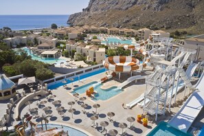 Resort com várias piscinas, um toboágua e uma área de praia.