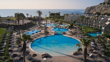 Hồ bơi ngoài trời phục vụ theo mùa, dù/ô trên bãi biển/hồ bơi