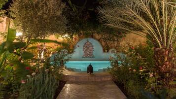 Piscine extérieure, parasols de plage, chaises longues