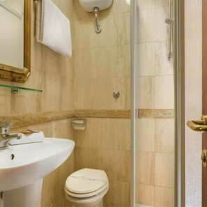 A bathroom with a sink, toilet, and shower. - Hotel Aberdeen (Rome)