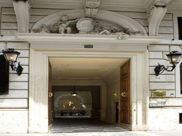 Exterior detail - Hotel Aberdeen (Rome)