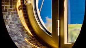 A circular window with a view of the sea. - Inn Piero (Taormina)
