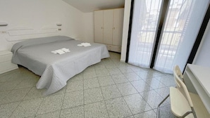 A bedroom with a bed, a wardrobe, and a desk. - Abay (Rimini)