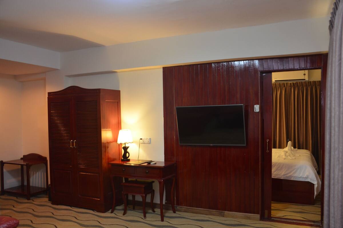 Family Room | Minibar, in-room safe, desk, blackout drapes