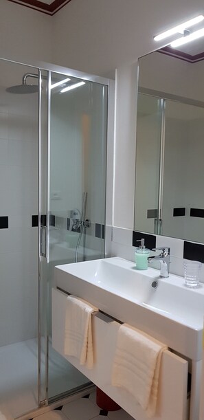 Comfort Quadruple Room, Kitchenette | Bathroom | Shower, free toiletries, hair dryer, bidet - Residenza Le 6 A (Trieste)