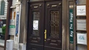A historic building with ornate architectural details, including a prominent arched entrance and decorative moldings. - Residenza Le 6 A (Trieste)