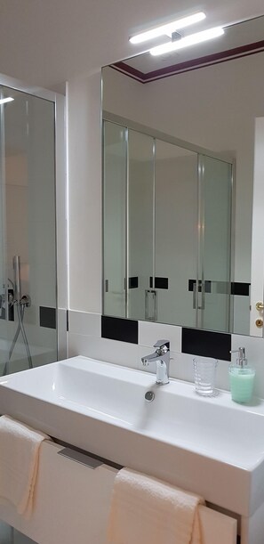 Comfort Double or Twin Room, Kitchenette | Bathroom - Residenza Le 6 A (Trieste)