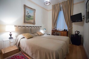 Minibar, escritorio y espacio para trabajar con laptop 