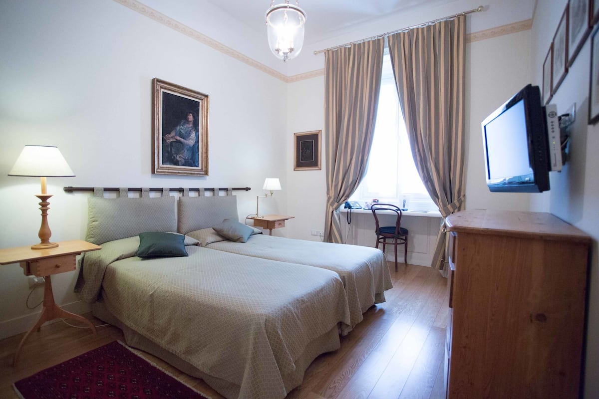 Camera con letto matrimoniale o 2 letti singoli | 1 camera, minibar, una scrivania, postazione laptop