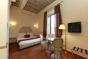 Premium bedding, minibar, in-room safe, desk - Residenza Gens Julia (Rome)