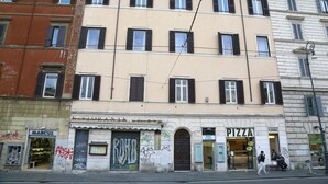 A multi-story building with a pizza shop on the ground floor. - Residenza Gens Julia (Rome)