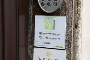 Property entrance - Residenza Gens Julia (Rome)