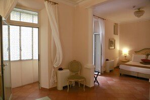 Triple Room | Premium bedding, minibar, in-room safe, desk - Residenza Gens Julia (Rome)