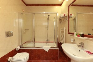 Camera Standard con letto matrimoniale o 2 letti singoli | Bagno | Set di cortesia gratuito, asciugacapelli, bidet, asciugamani