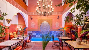 Interior luxuoso com piscina, decoração requintada e áreas de estar.