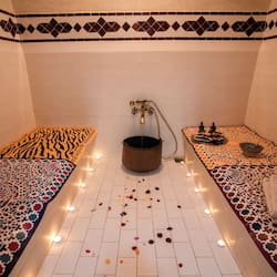Shower, hydromassage showerhead, free toiletries, hair dryer