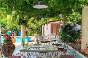 Outdoor dining - Villa Fernanda (Massa Lubrense)