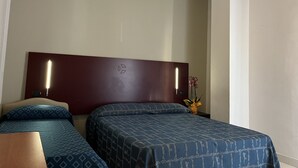 In-room safe, desk - Hotel Fellini Rimini (Rimini)
